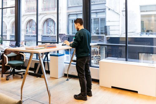 Travailler debout : bosse-t-on mieux planté sur ses deux pieds ?