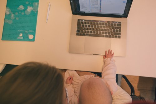 « Tout mener de front, c’est impossible » : quand le dilemme enfant/carrière persiste