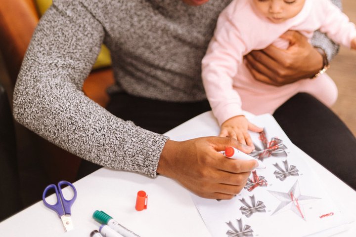 « Le télétravail forcé a allongé mon congé paternité ! » Des papas témoignent