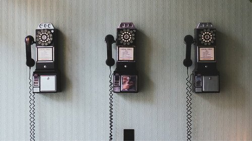 Proč dělají, co dělají. Příběhy hlasů z call centra.