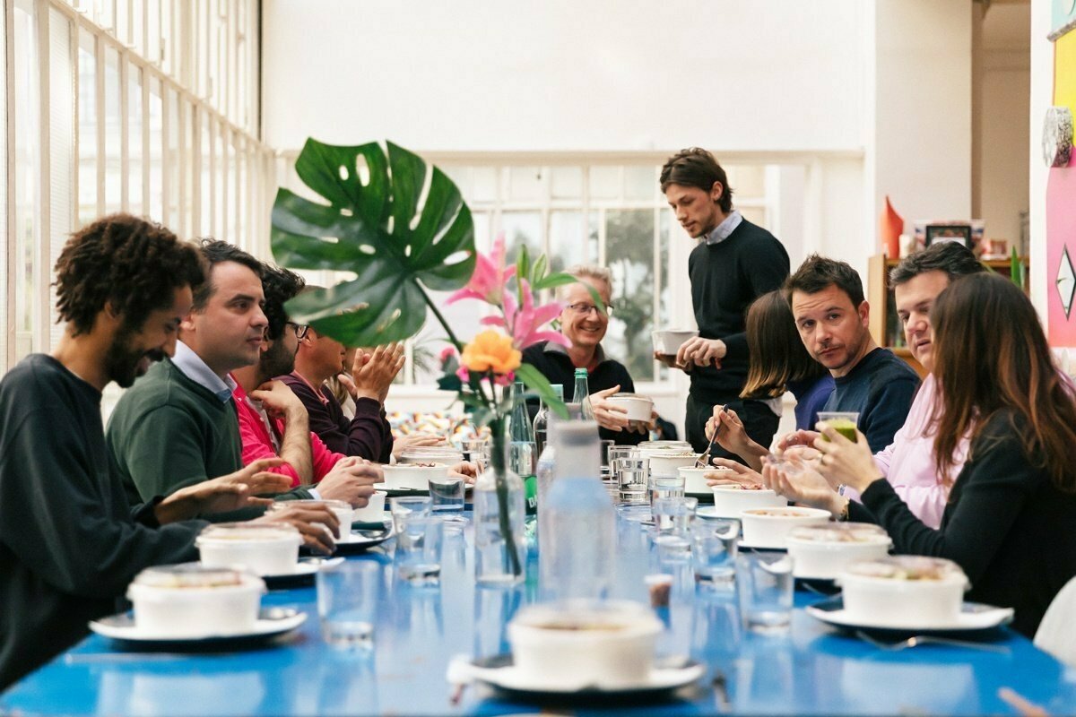 Ambiance familiale en entreprise : avantages et inconvénients