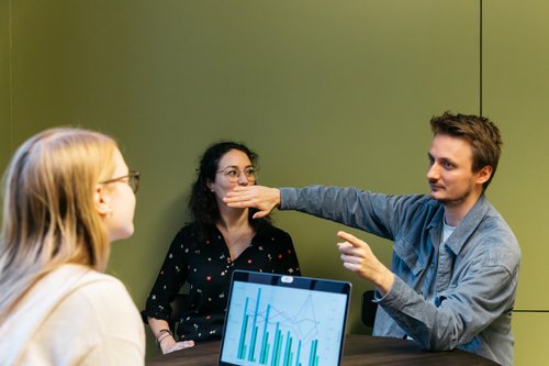 Autorité  : pourquoi les femmes sont moins prises au sérieux que les hommes ?