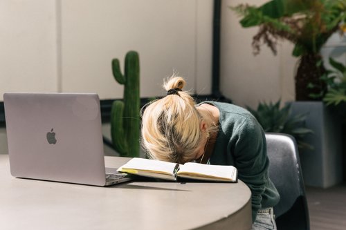 Charge mentale au travail : attention à la surchauffe