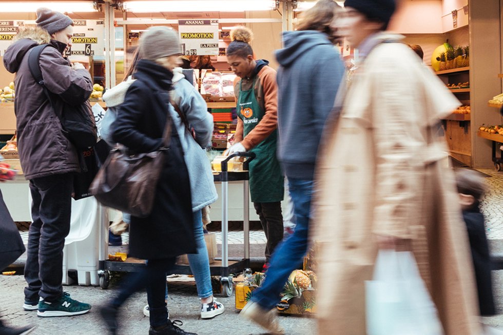 Racisme et LGBTphobie décomplexés : les employés de service en première ligne