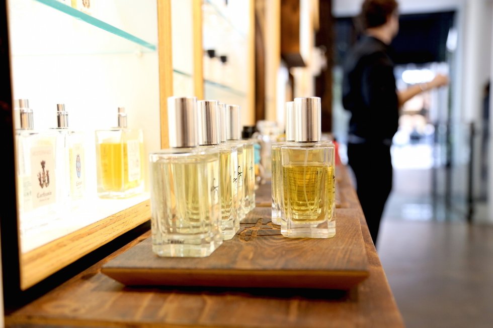 Comment le parfum a traversé les siècles pour devenir un produit du quotidien ?