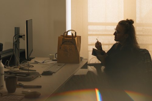 « Laissez-moi déjeuner tout seul à mon bureau ! »