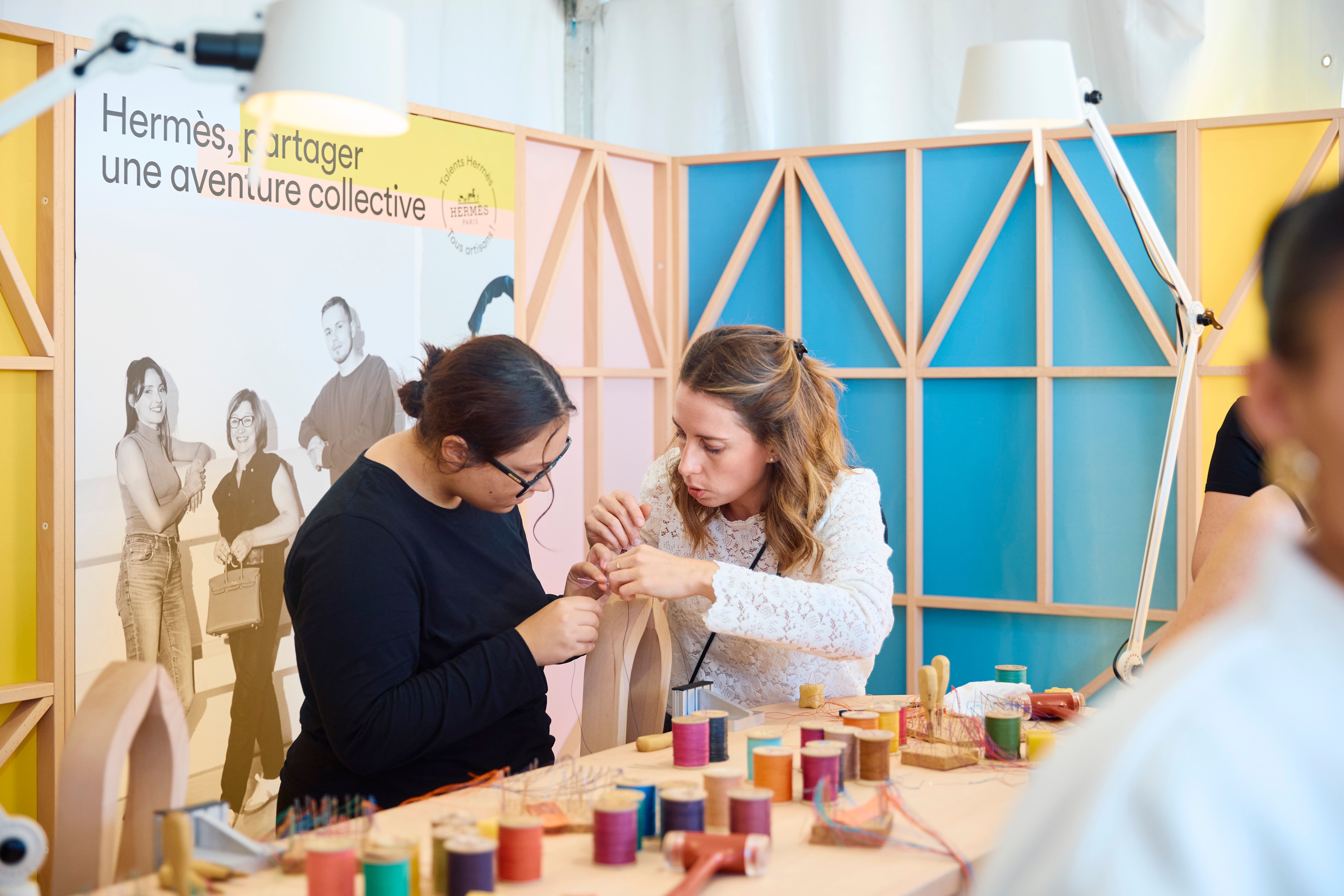 Du 16 au 18 octobre 2025, Hermès était à Marseille pour faire découvrir au public le métier d’artisan sellier-maroquinier à l’occasion de la 48e Compétition nationale des métiers – WorldSkills France.