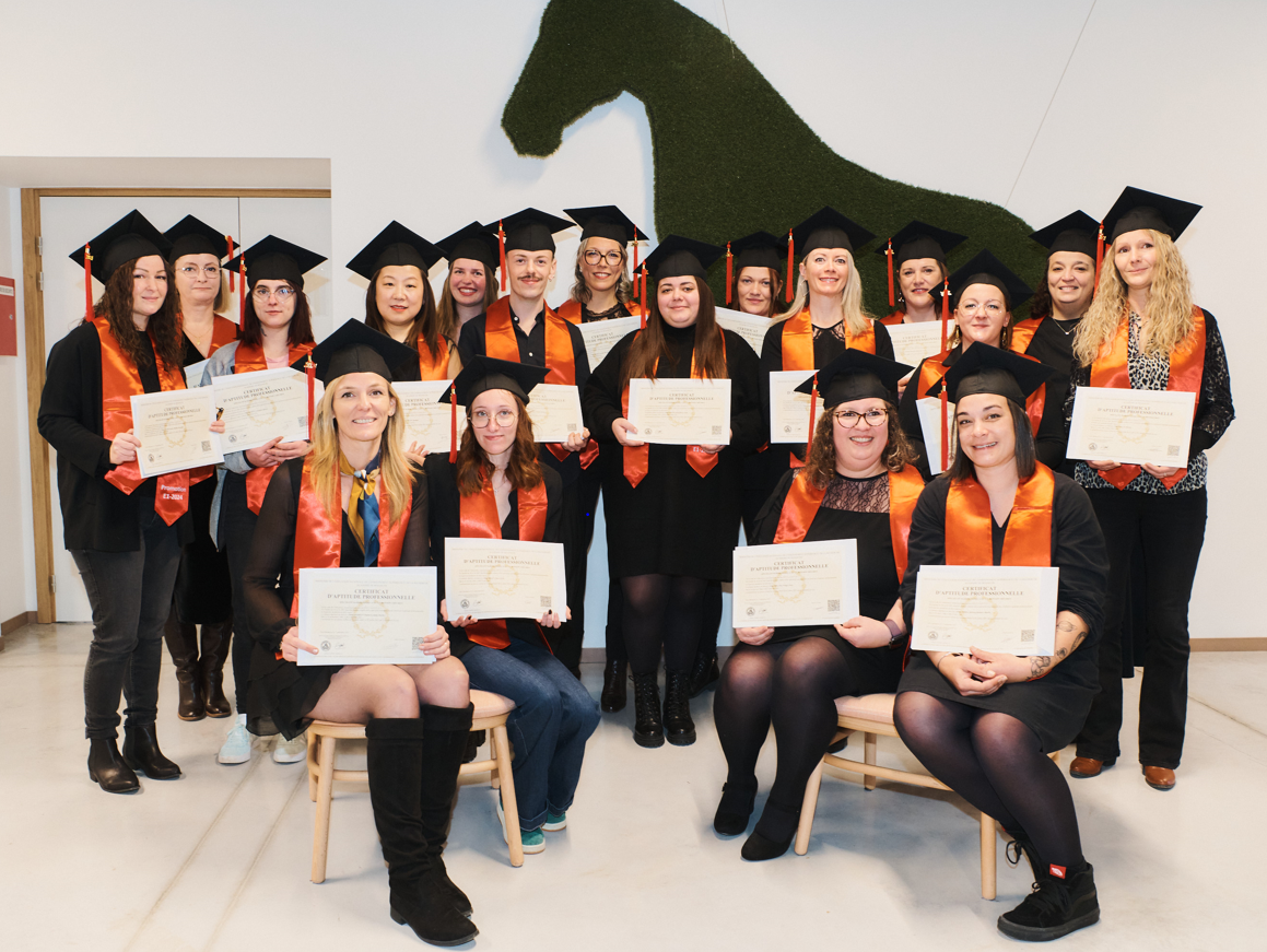 Félicitations aux diplômés de l’École Hermès des savoir-faire ! L’ensemble de la dernière promotion a réussi ses examens à l’issue d’un parcours reconnu par l’État.