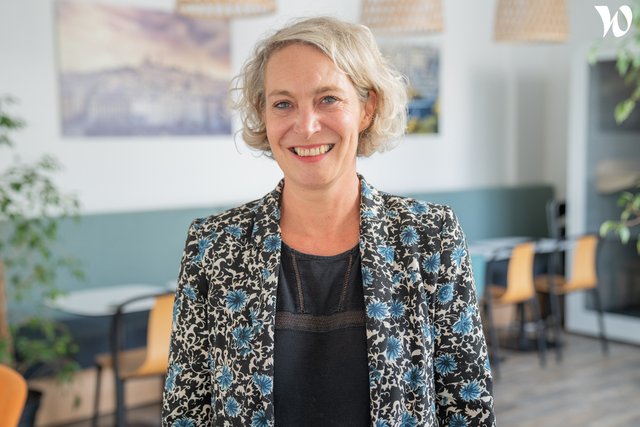 Rencontrez Sabine, Partner - Mews Partners