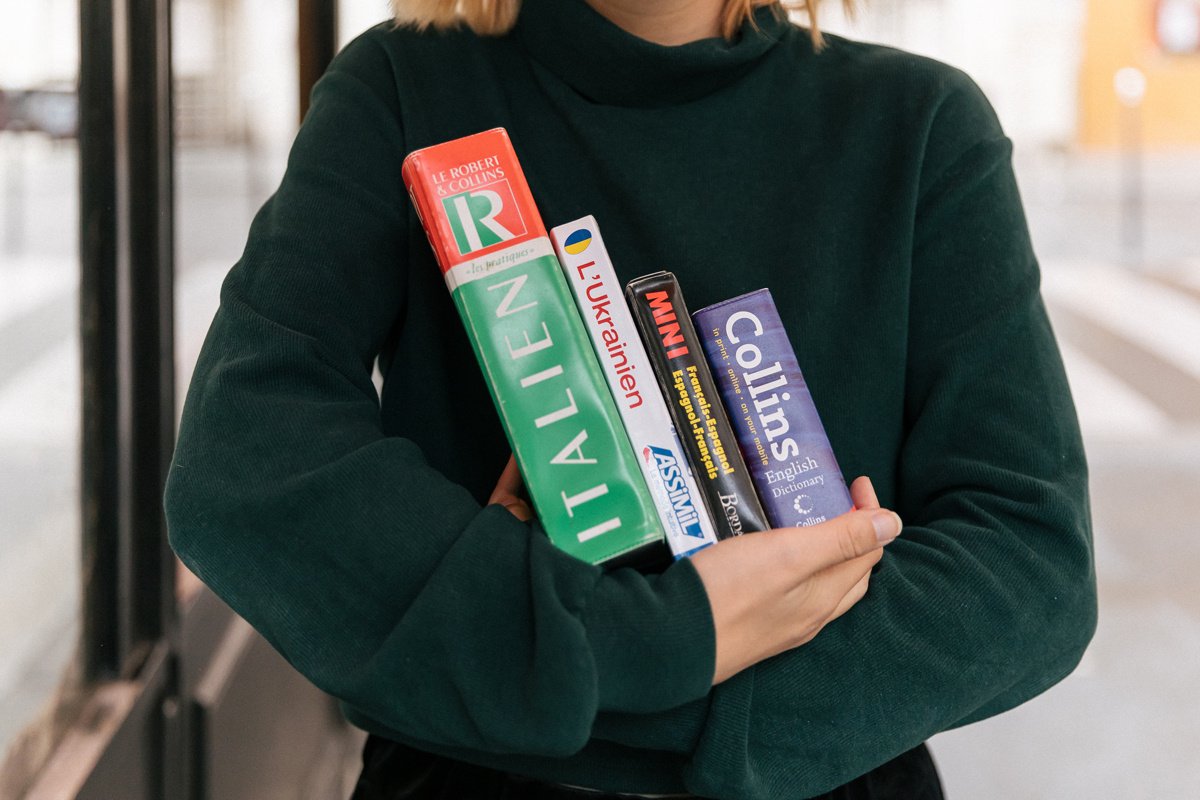 Malgré les difficultés, ils travaillent dans une langue étrangère