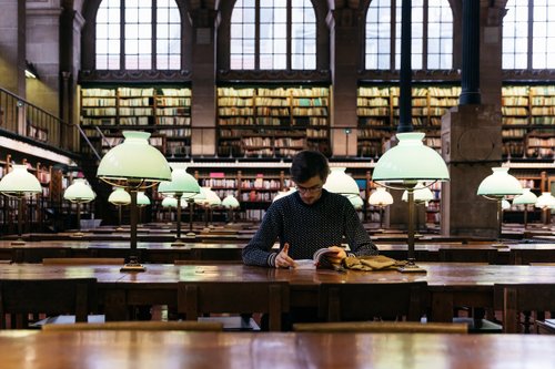 Recherche académique : pourquoi de plus en plus de thésards lui tournent le dos 