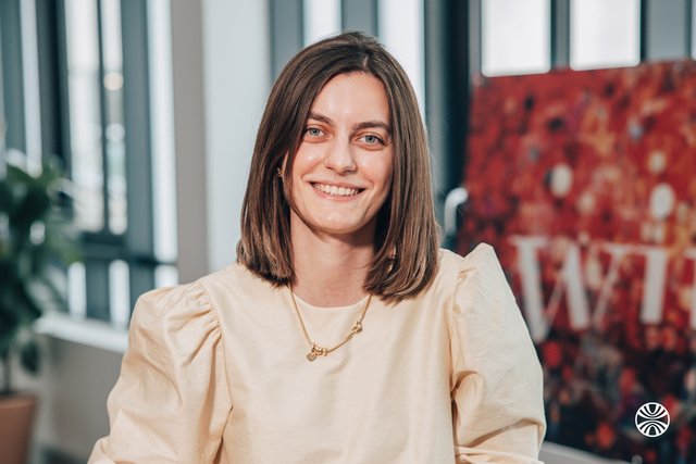 Rencontrez Lora, Trends & Data Consultant - WITH