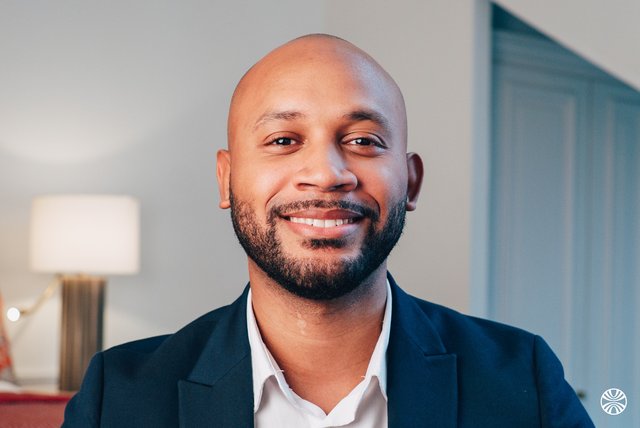 Rencontrez Ruben, Chef de Réception - Biografy