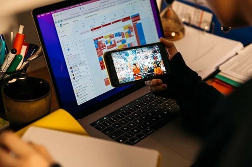 Že se v práci (občas) poflakujete? Ukážeme vám, jak být za vzorného zaměstnance