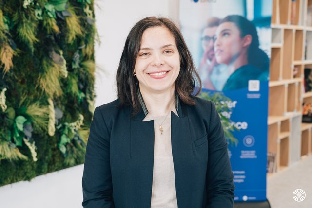 Rencontrez Aroussia, Directrice des Systèmes d'Information - Bleu
