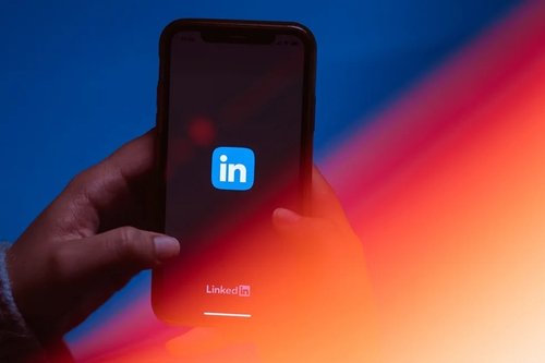 LinkedIn etiquette: the thin line between authenticity and TMI