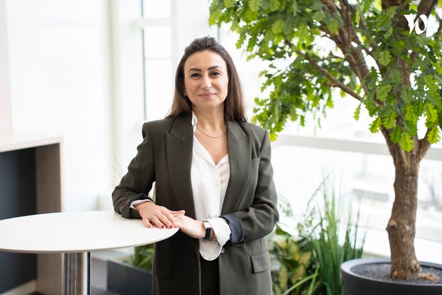 Rencontrez Mouna, Négociateur d'instrument financier - BRED Banque Populaire