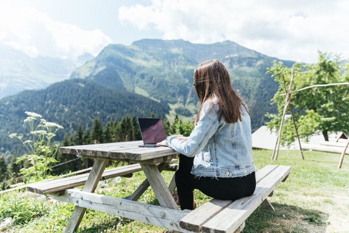 Télétravail estival : peut-on être digital nomad et écoresponsable ?