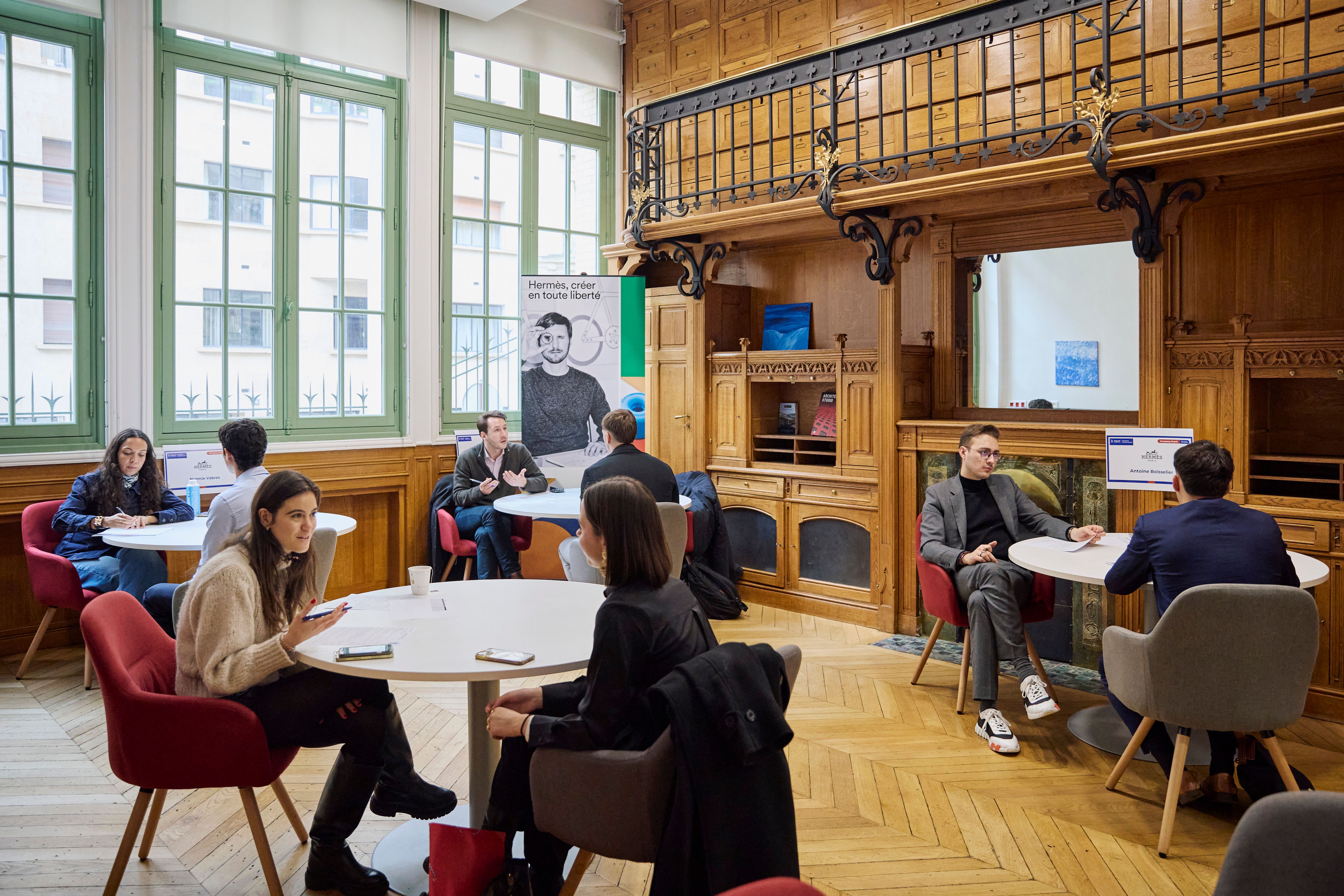 Véritables temps d’échange entre Hermès et les jeunes talents, les HR Moments de l’ESCP Business School offrent l’opportunité d’aller à la rencontre des étudiants pour les aider à affiner leurs projets