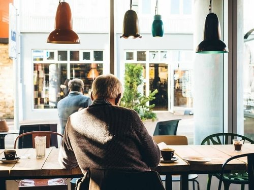 „Nechtěl jsem jen sedět doma“: Proč čím dál více důchodců pracuje