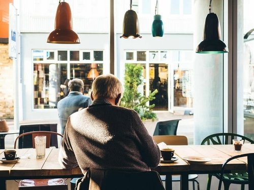 „Nechtěl jsem jen sedět doma“: Proč čím dál více důchodců pracuje