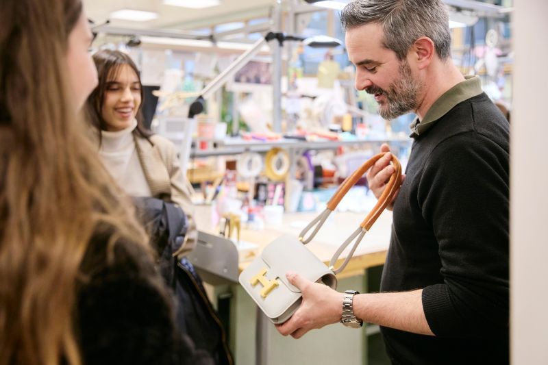 Hermès a accueilli 15 étudiants de l'Università Bocconi, basée à Milan, pour une journée d’immersion dans ses ateliers de Pantin. 