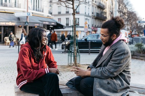 Pourquoi et comment remplacer l’incontournable : « Tu fais quoi dans la vie ? » 