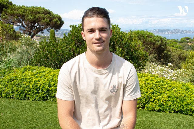 Rencontrez Yannis, Maître d’hôtel - Jardin Tropézina - Airelles