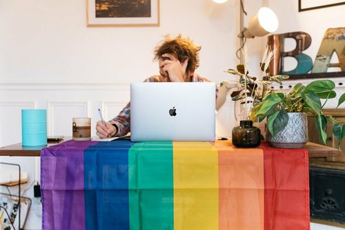 Chistes, armarios y techo arcoíris: el trabajo para la comunidad LGTBI+