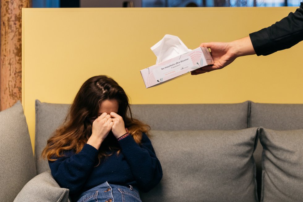 Au bord des larmes : comment gérer la tristesse au travail ?