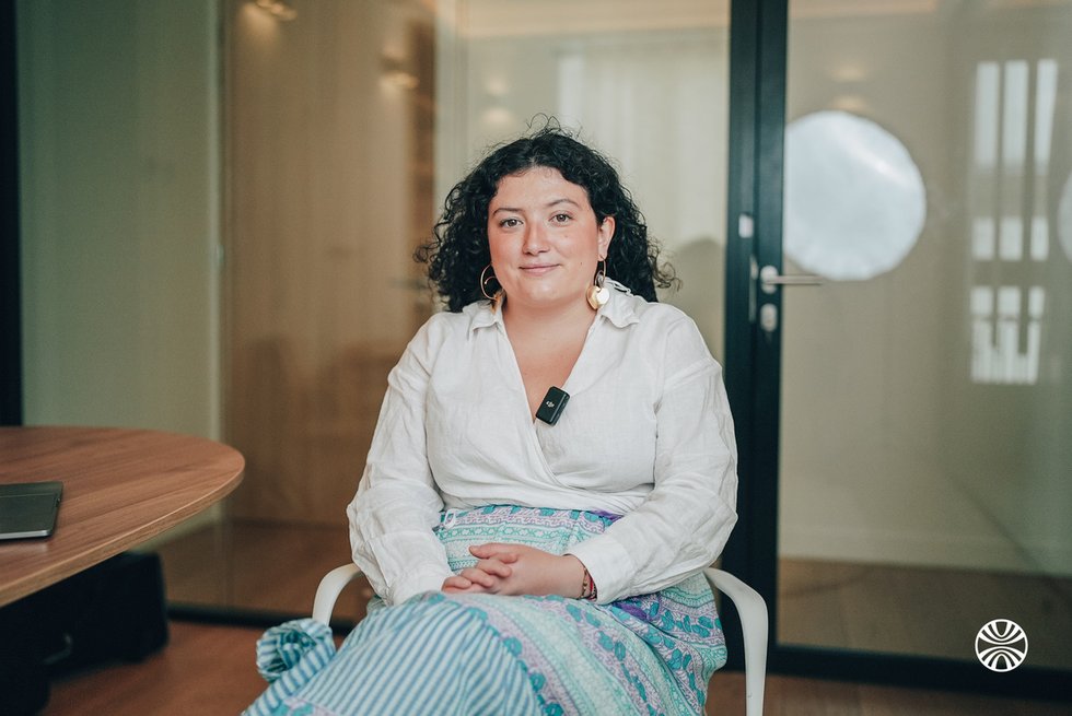 Rencontrez Alice, consultante en affaires publiques et en communication - Pergamon