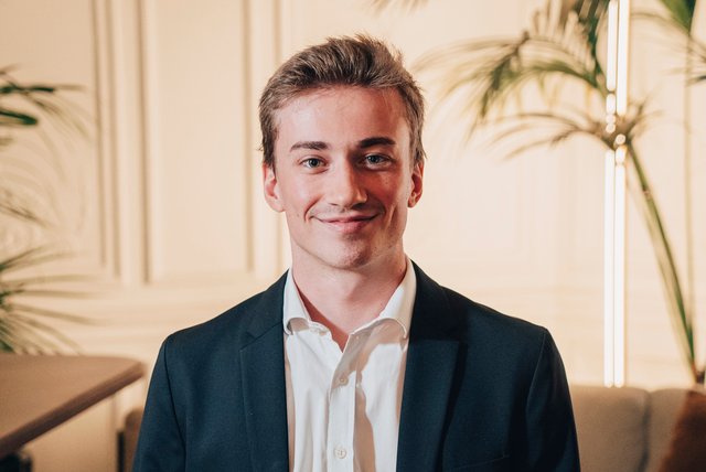 Rencontrez Alexandre, Analyste - Cambon Partners