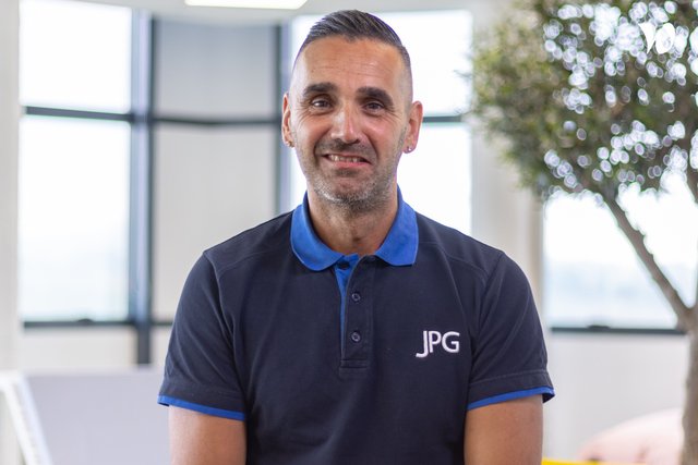 Rencontrez Eric, Livreur installateur - JPG