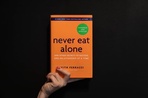'Never eat alone': cómo crear y mantener una red de contactos