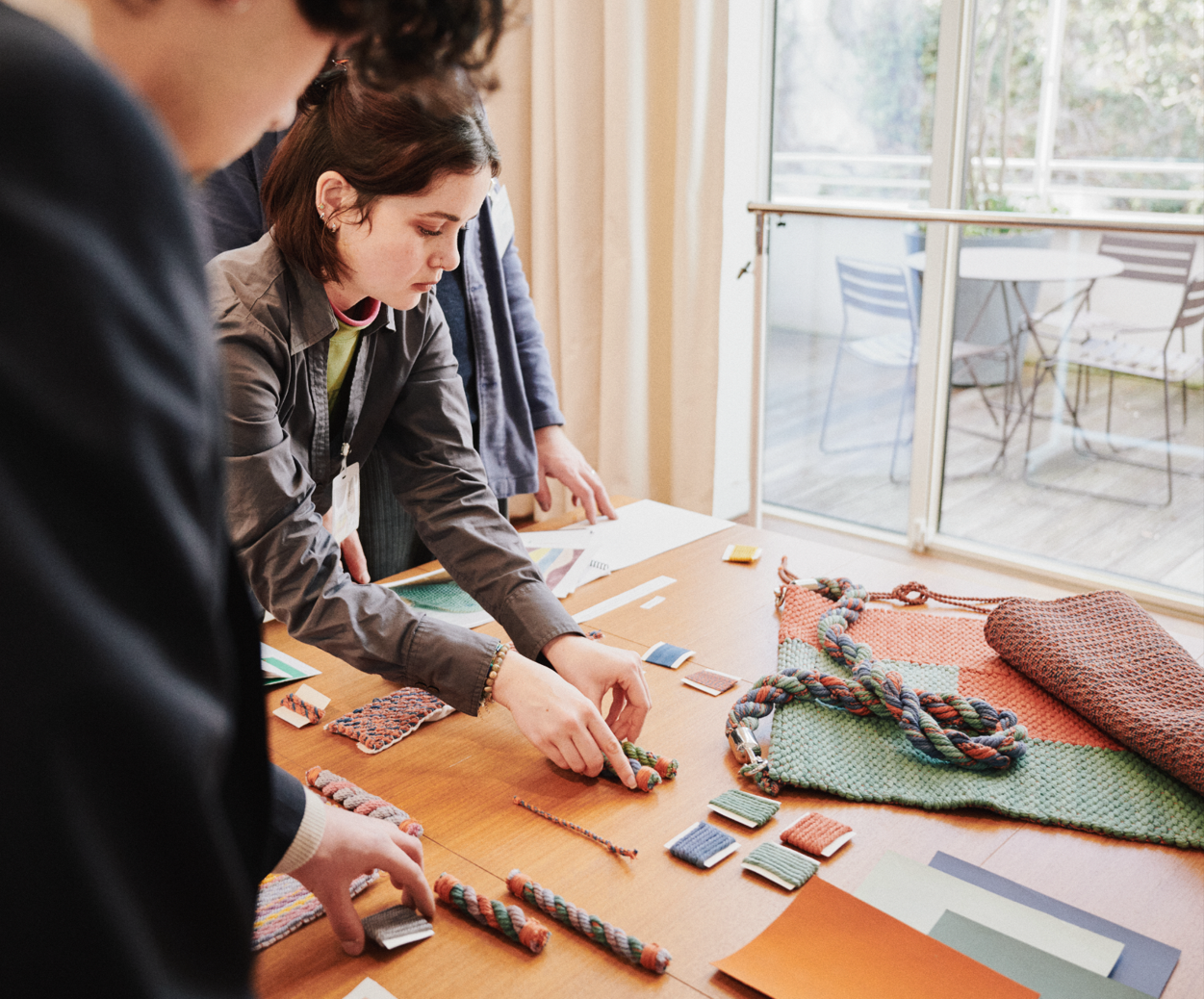 Imaginer un objet textile, c’est penser un usage, une matière et donner forme à une idée par le dessin et le geste.  