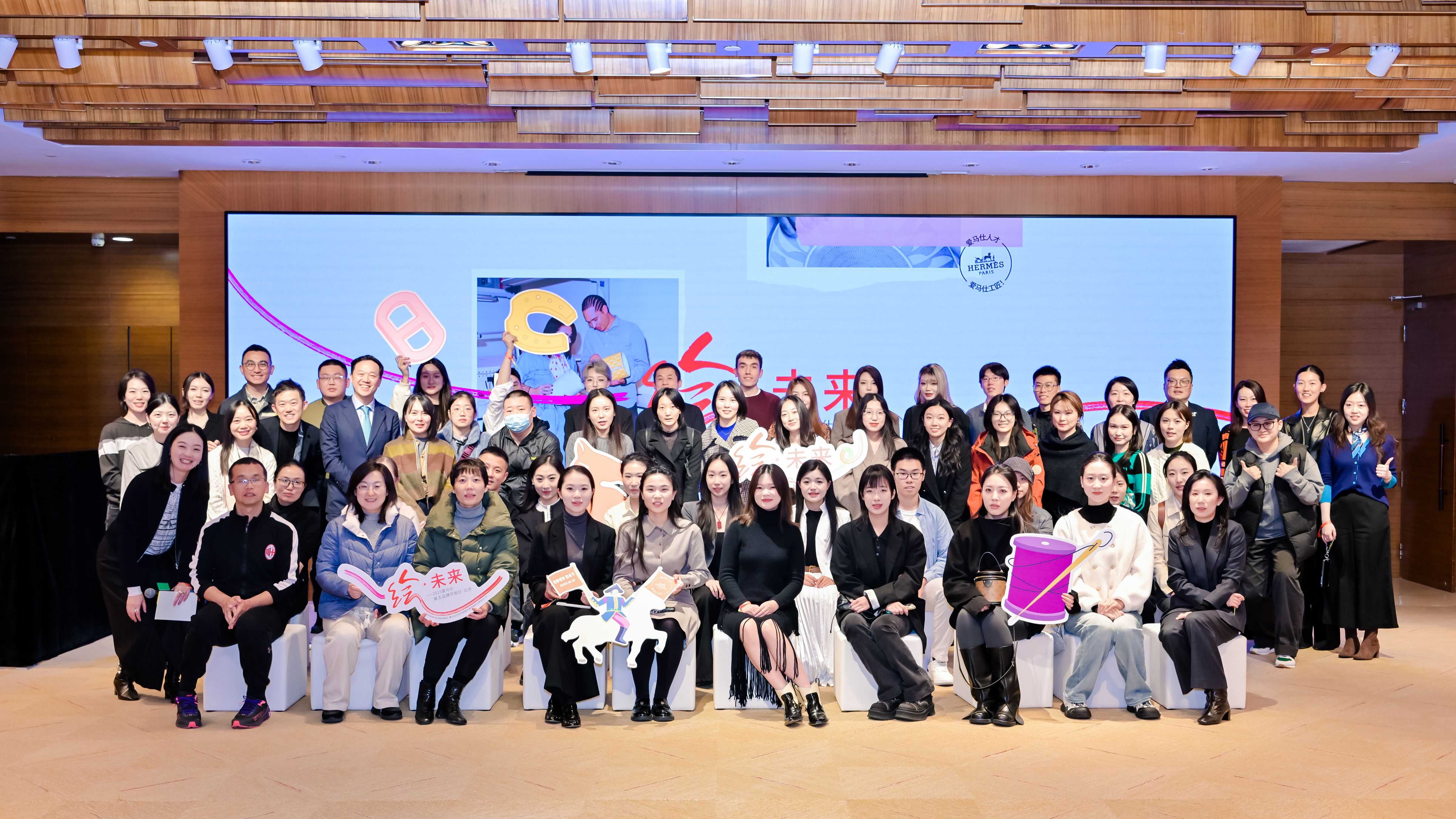 À travers le monde, nos filiales contribuent à faire rayonner la culture d’Hermès, en partageant la richesse de nos métiers avec les talents de demain.