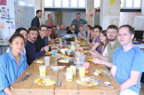 Dans les bureaux de La Ruche qui dit Oui : tout le monde s'active en cuisine !