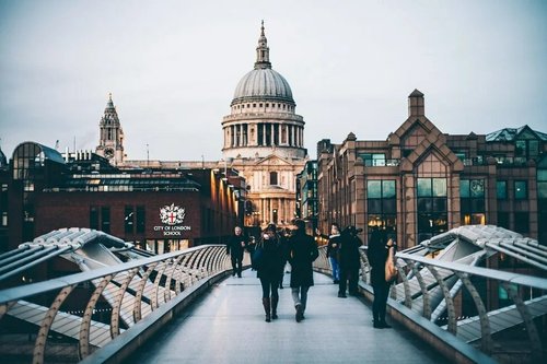 Test čtyřdenního pracovního týdne v Británii: 91 % společností chce pokračovat