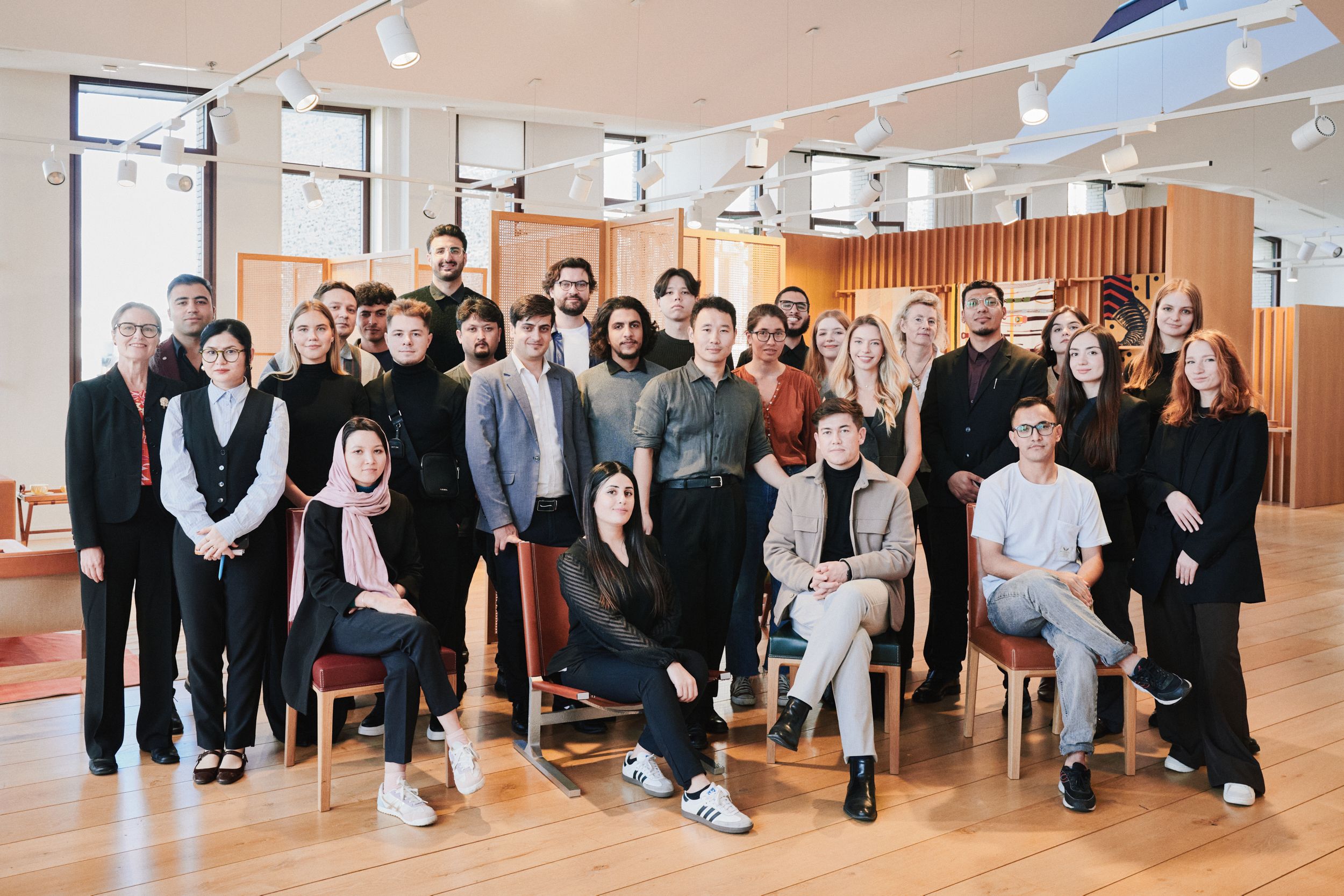 Dans la continuité du partenariat engagé avec Sciences Po Paris et le Certificat pour Jeunes Réfugiés, nous avons accueilli à Pantin la promotion 2024-2026 pour une journée d’immersion au cœur de l’univers Maison d’Hermès.
