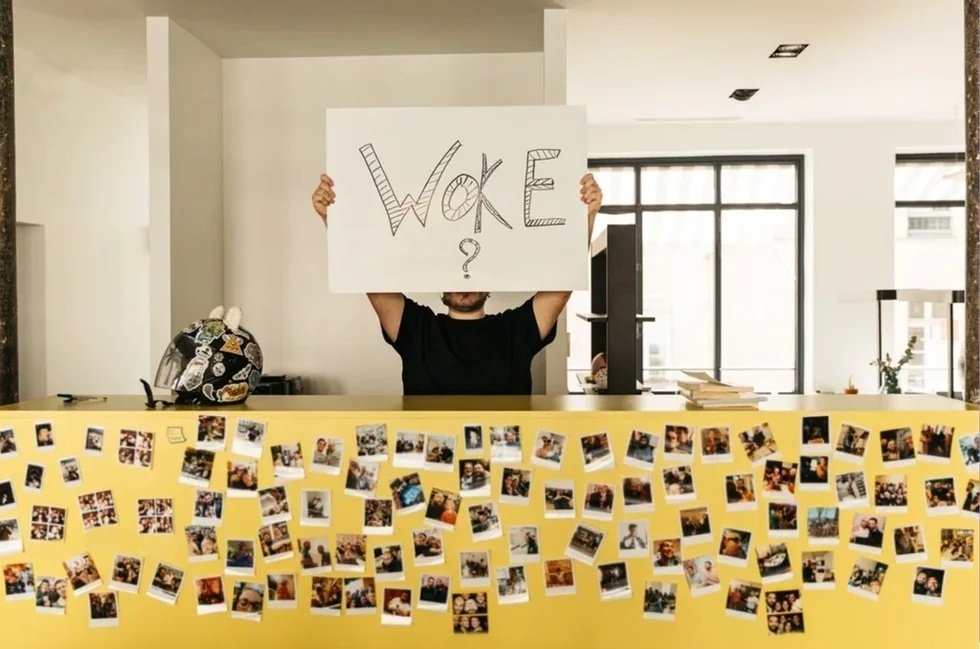 Jak moc "woke" je v práci až příliš "woke"? 
