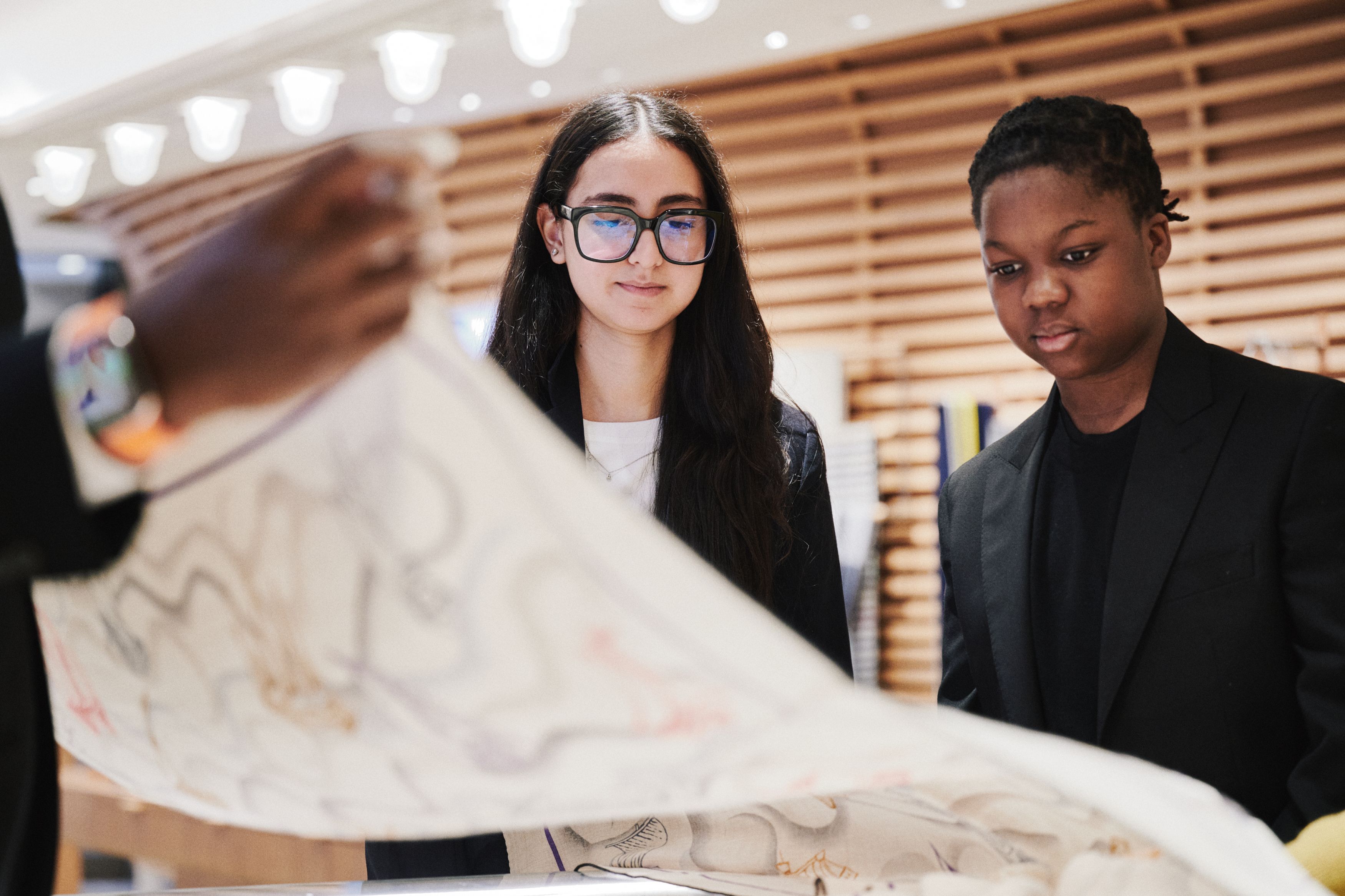 Pour la quatrième année consécutive, Hermès s’engage en faveur de l’égalité des chances aux côtés de l’association ViensVoirMonTaf.