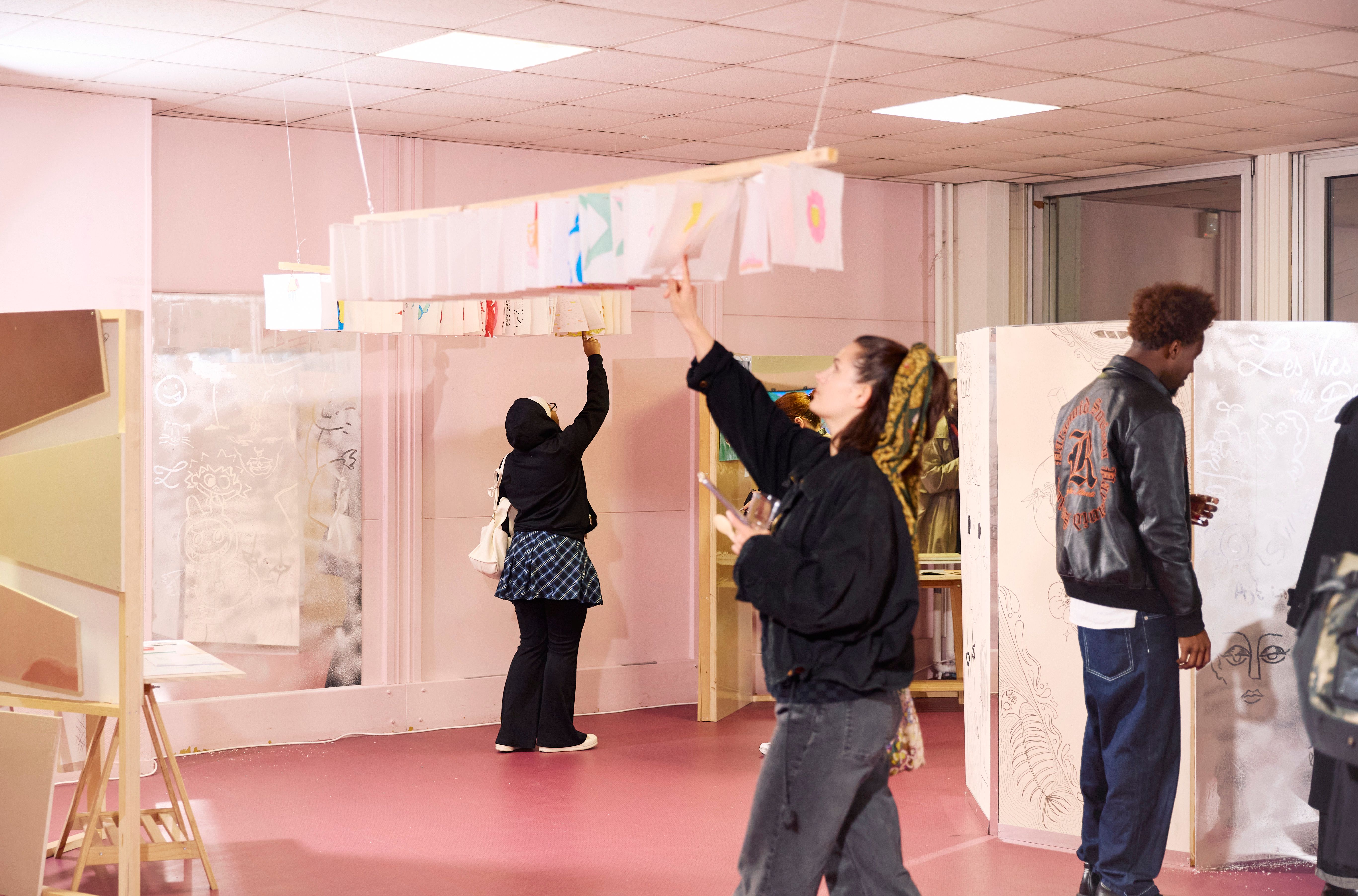 Dans le cadre de la Chaire Nouveaux Imaginaires du Dessin (NID) portée par l’École des Arts Décoratifs – PSL et Hermès, les jeunes talents du programme La Renverse nous ont présenté leurs travaux autour du thème « Les vies du dessin ».