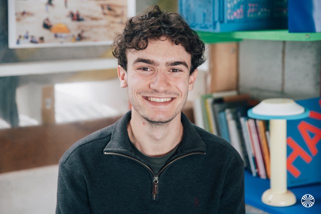 Rencontrez Timothé, Stagiaire Bras Droit - La Tête Dans Les Nuages