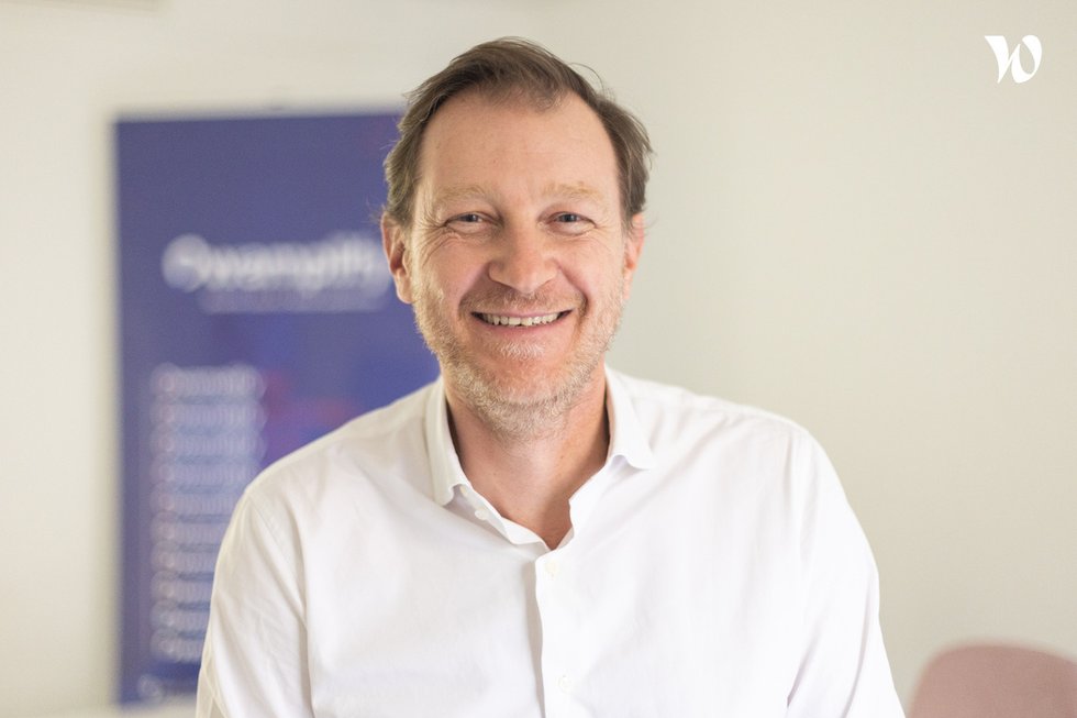 Rencontrez Cédric, Fondateur et CEO - Qwamplify Groupe - Groupe Qwamplify - Bespoke