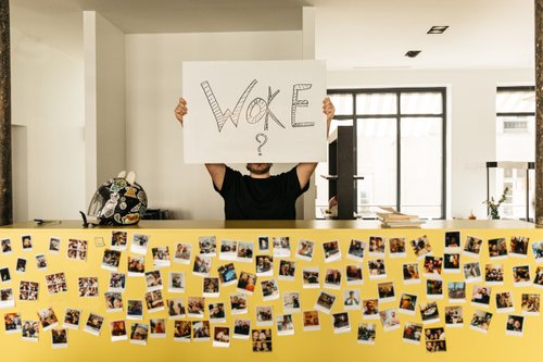 “Woke” vs “boomer réac” : la guerre du wokisme aura-t-elle lieu au bureau ?