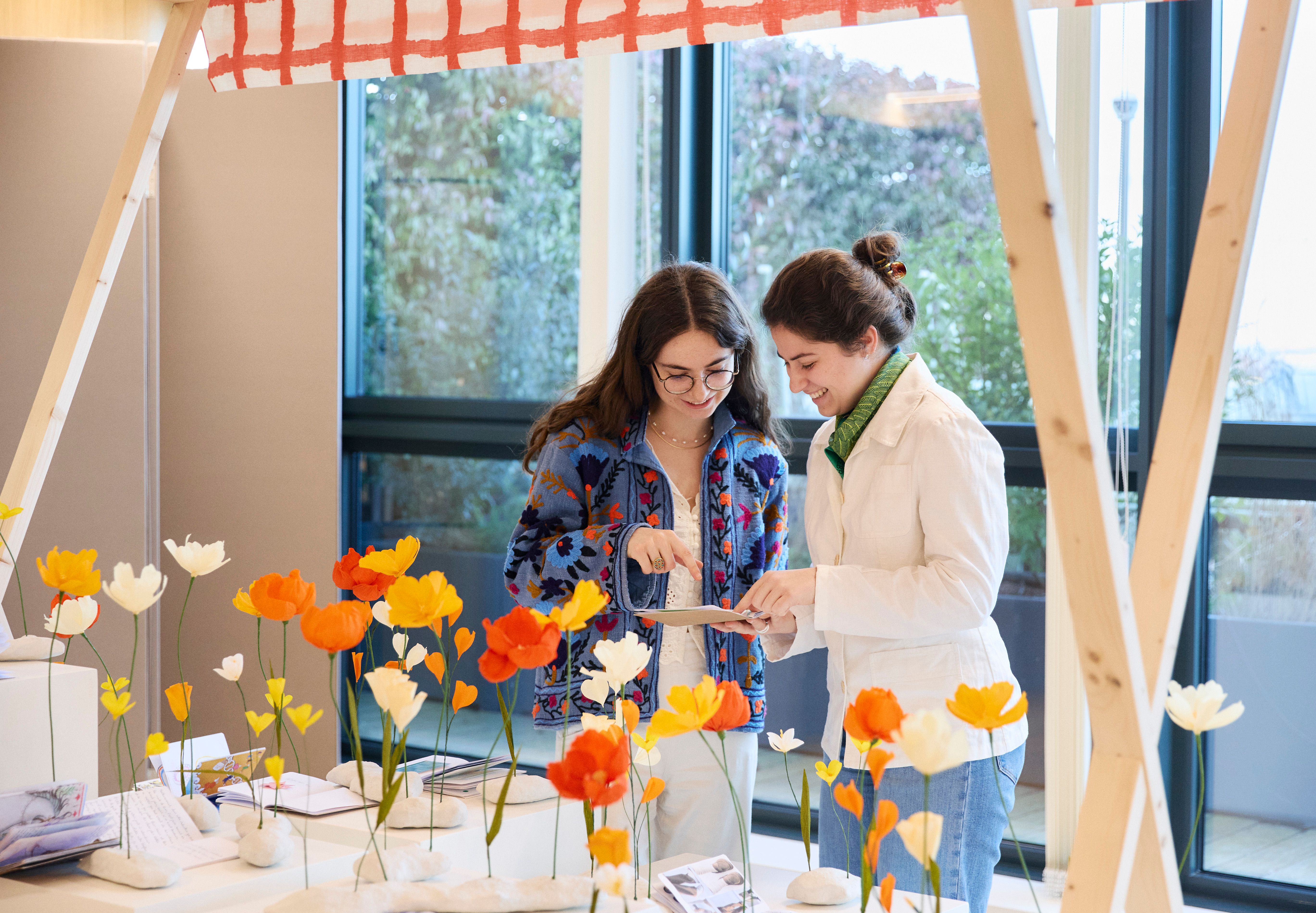 À Pantin, nous avons réuni pour la cinquième année consécutive les stagiaires et alternants des Studios de création et des Directions de Collection d’Hermès autour de l’exposition de leurs carnets d’étonnement.