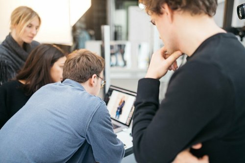 Aschův efekt: Konformita jako důvod špatných rozhodnutí