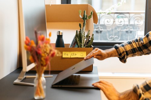 Première journée de travail absurde : ils nous racontent comment tout a déraillé