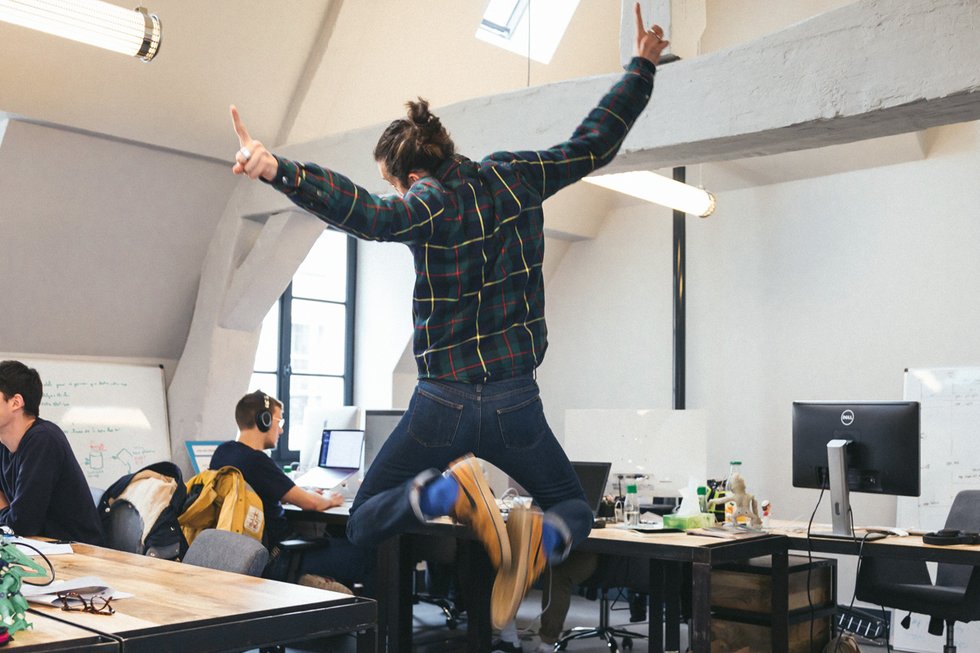 Crise de rire ou crise de larmes : doit-on exprimer ses émotions au travail ?