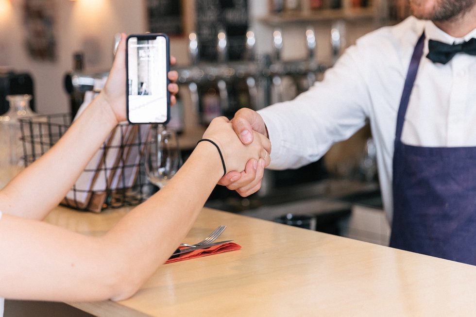 La poignée de main en entreprise : clap de fin ?